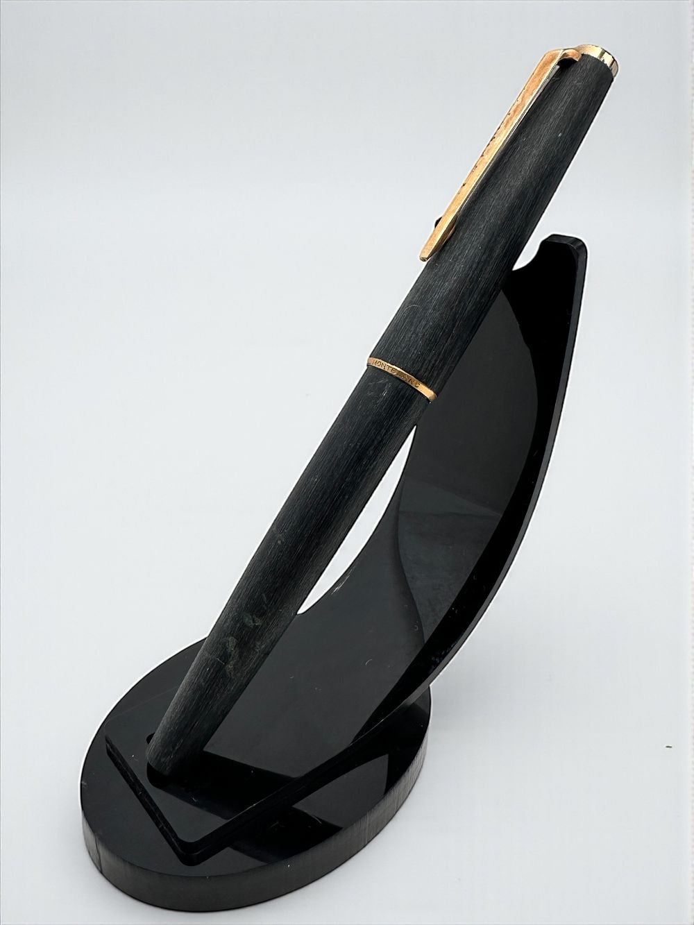 עט נובע תוצרת מונבלאן Montblanc, גוף עשוי עץ, ציפורן זהב 14k